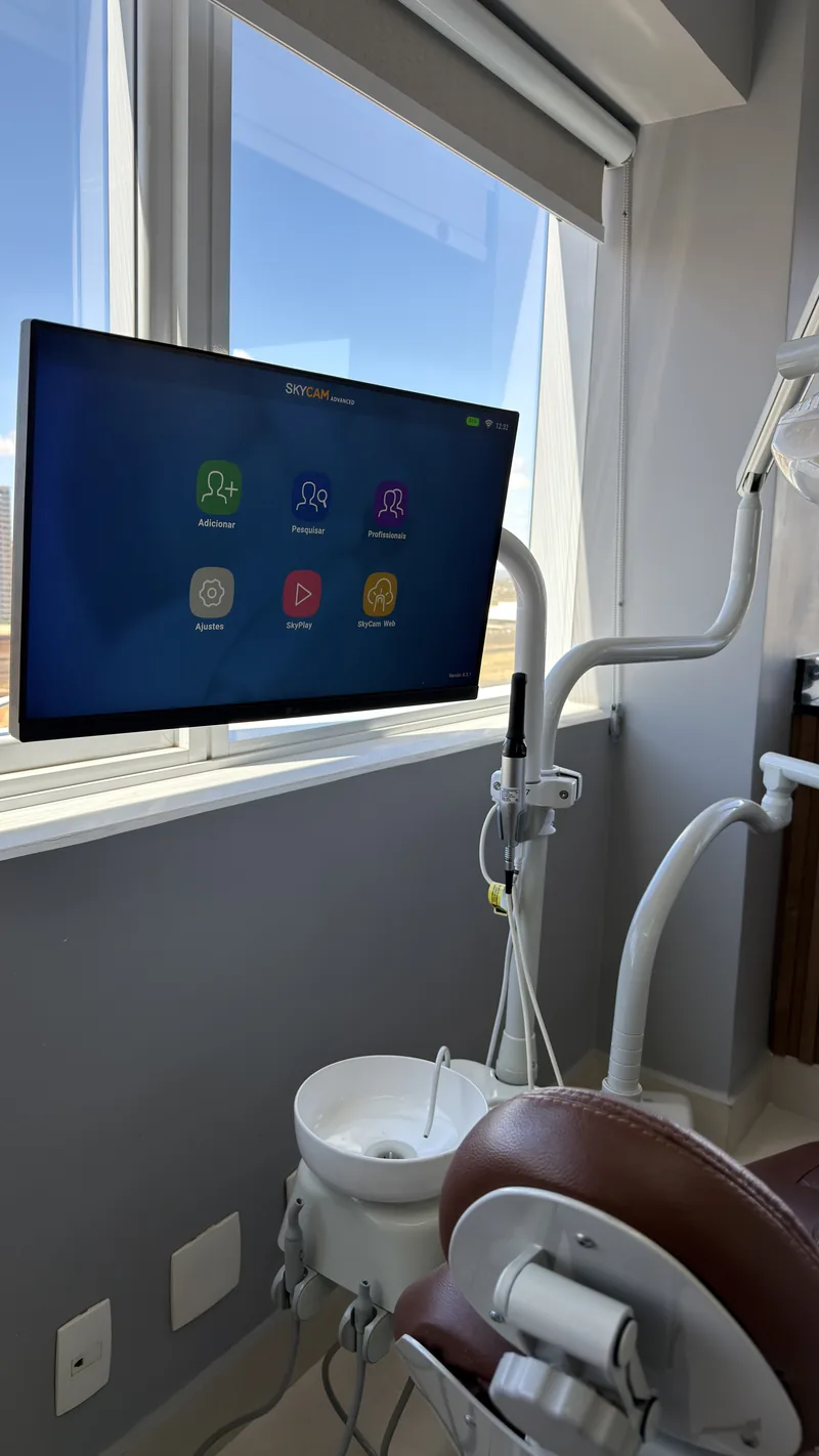 Equipo odontológico e monitor no consultório
