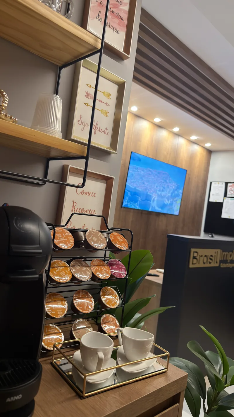 Espaço de espera com café na Brasil Implantes